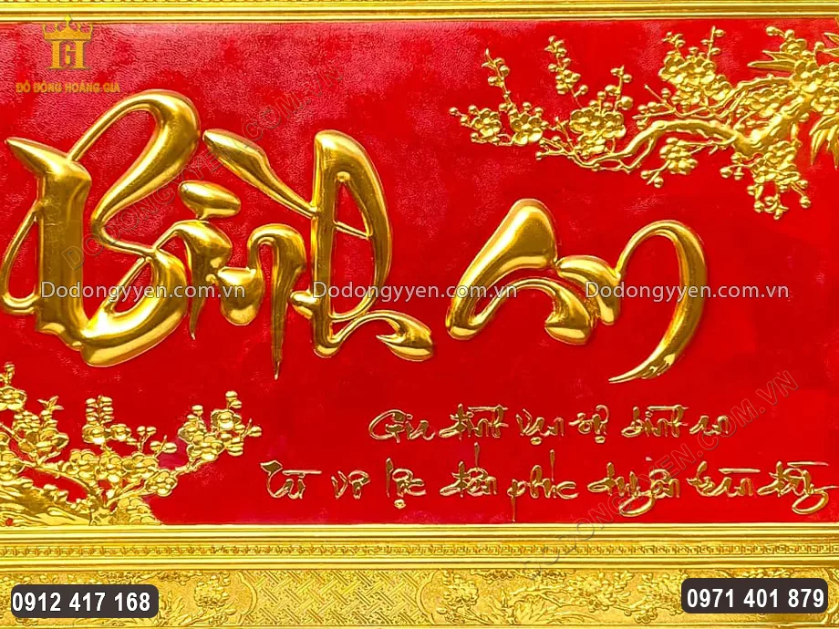 Chữ B&igrave;nh An được chạm th&uacute;c nổi bật ở trung t&acirc;m bức tranh